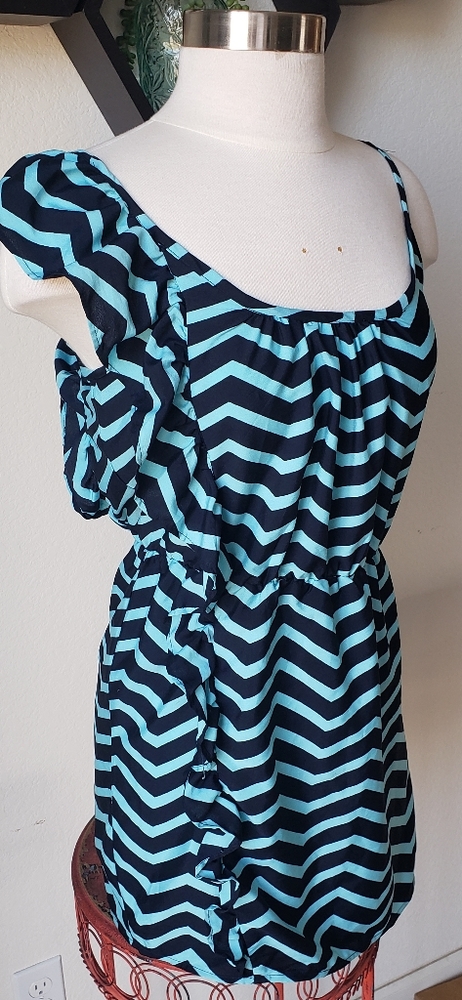 🎉Envy Me ruffled Chevron dress medium